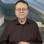 Martin Gertler spricht Deutsch und Niederländisch